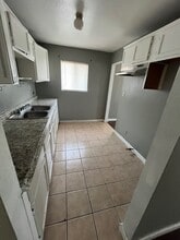 355 E 56th St in Los Angeles, CA - Foto de edificio - Building Photo