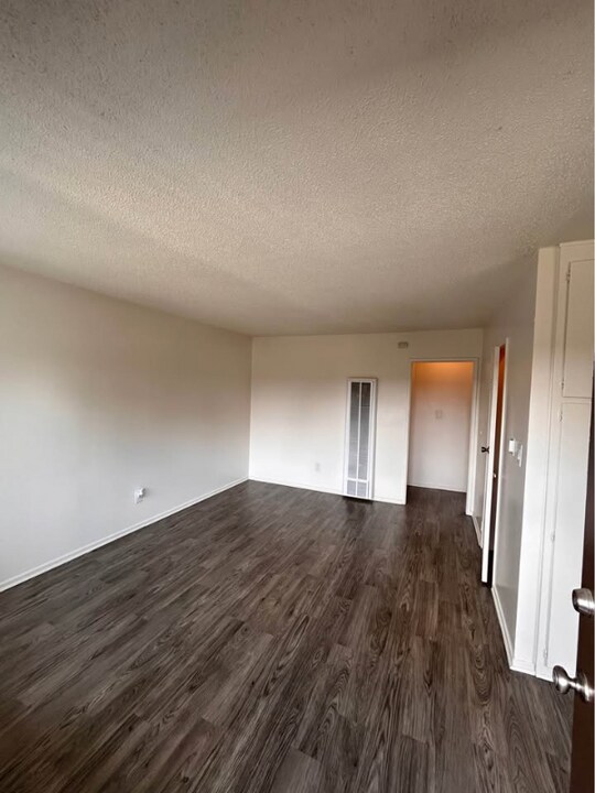 10800 Wright Rd in South Gate, CA - Building Photo
