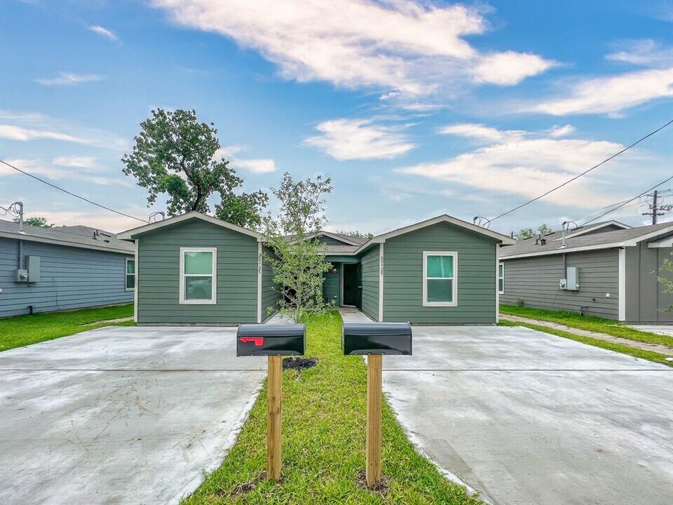9725 Yuma St-Unit -A in Houston, TX - Building Photo