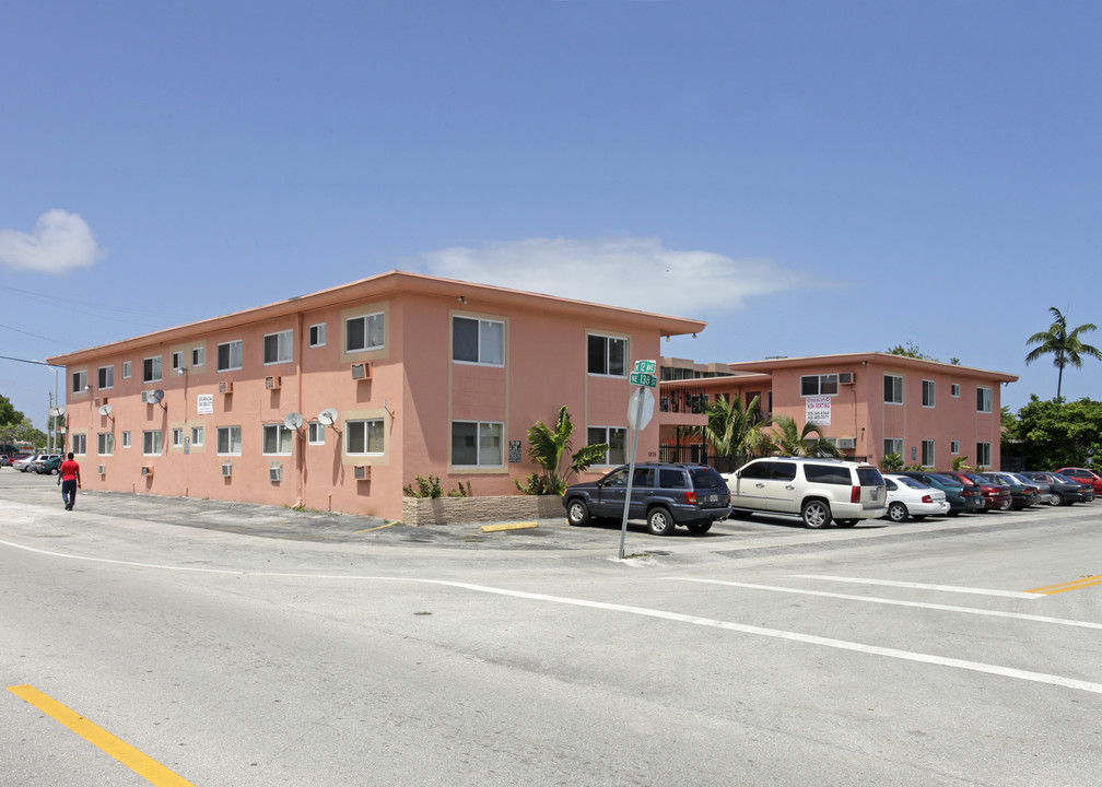 Dixie Bell Apartments in North Miami, FL - Foto de edificio