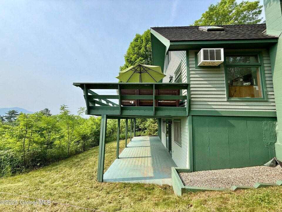 29 Sunrise Ln in Bolton Landing, NY - Building Photo