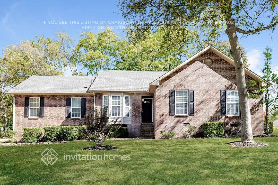 135 Candle Wood Dr in Hendersonville, TN - Building Photo