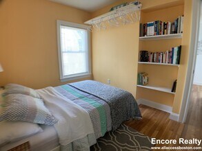 12 Bradbury St, Unit 1 in Boston, MA - Foto de edificio - Building Photo