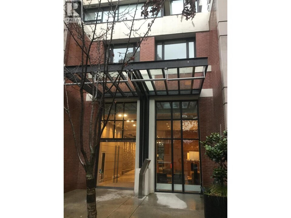 977 Mainland St in Vancouver, BC - Building Photo