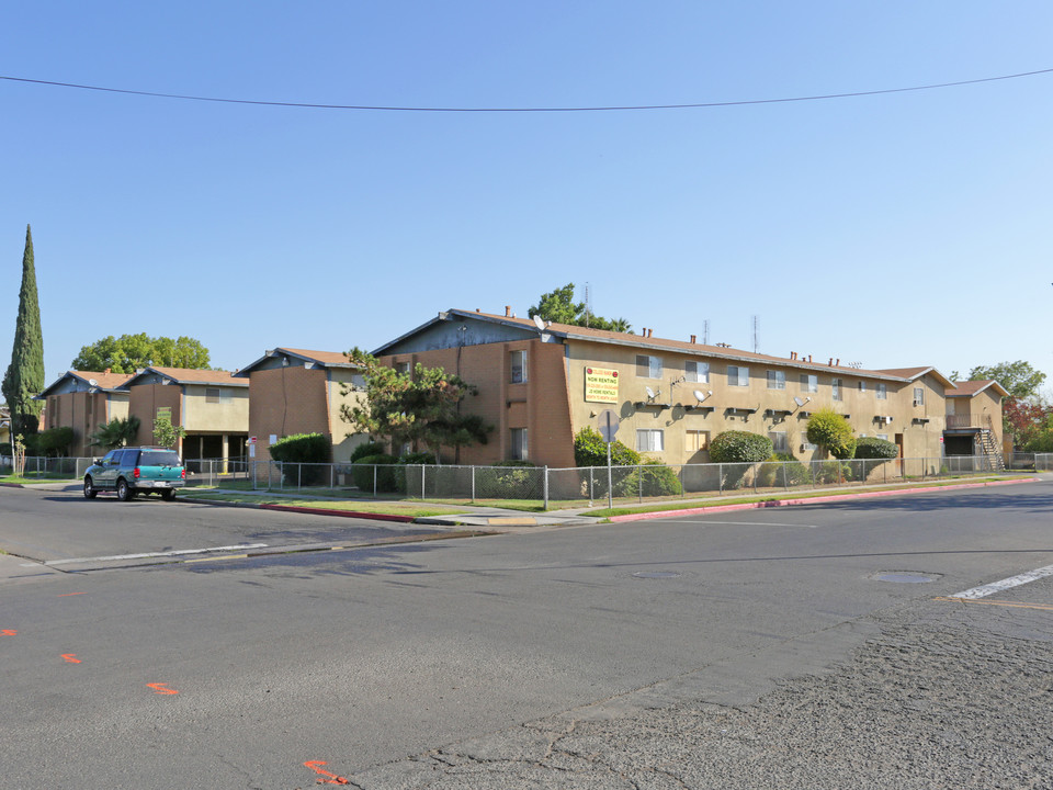 College Manor in Fresno, CA - Building Photo