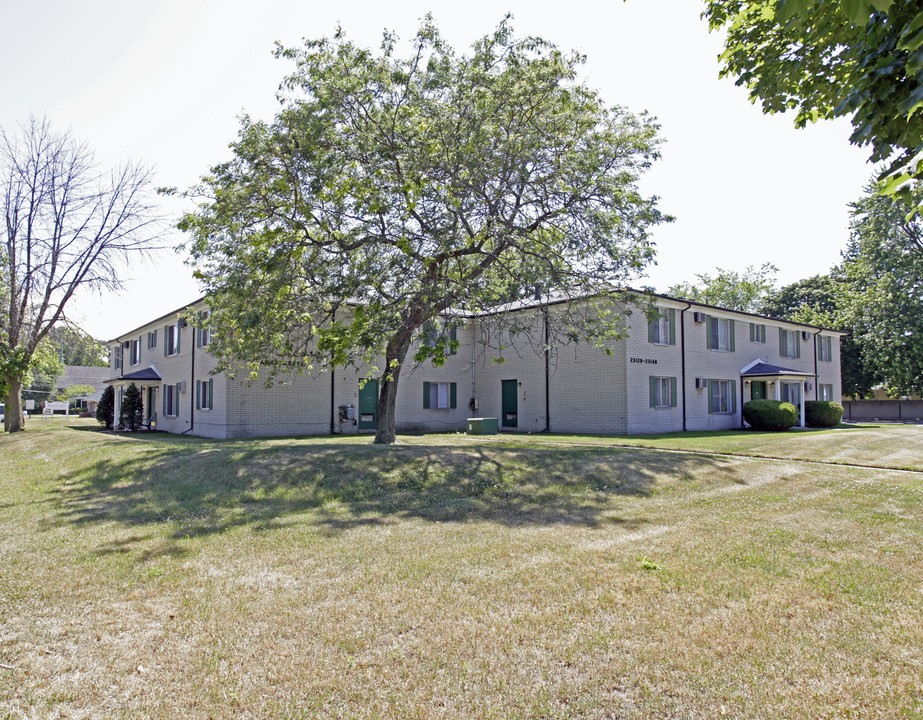 Colony House in St. Clair Shores, MI - Foto de edificio