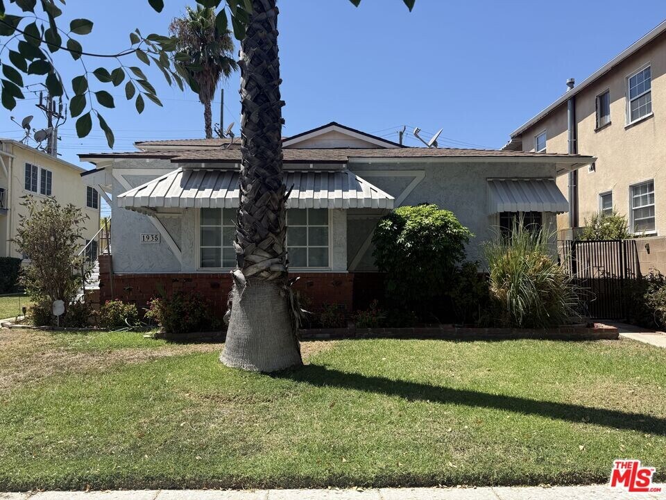 1935 N Hollywood Way in Burbank, CA - Foto de edificio