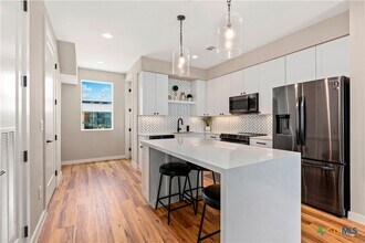 1208 N Academy Ave in New Braunfels, TX - Foto de edificio - Building Photo