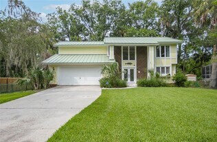 28 River Trail Dr in Inglis, FL - Building Photo