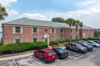 Lake Howell Arms Condominiums in Casselberry, FL - Foto de edificio - Building Photo