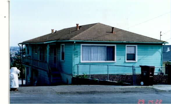 2105-2107 2109 Altamont Rd in San Leandro, CA - Building Photo - Building Photo