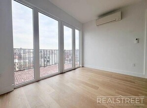 Sun-Drenched Boutique Living in Prime Williamsburg | Private Balconies & Skyline Views, Unit 4B in Brooklyn, NY - Foto de edificio - Building Photo
