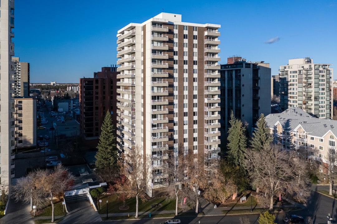 The Mayflower Apartments in Edmonton, AB - Building Photo