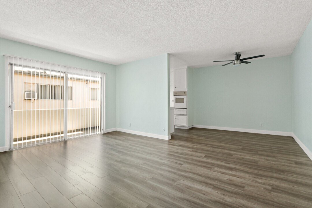 3735 Mentone Ave in Los Angeles, CA - Building Photo