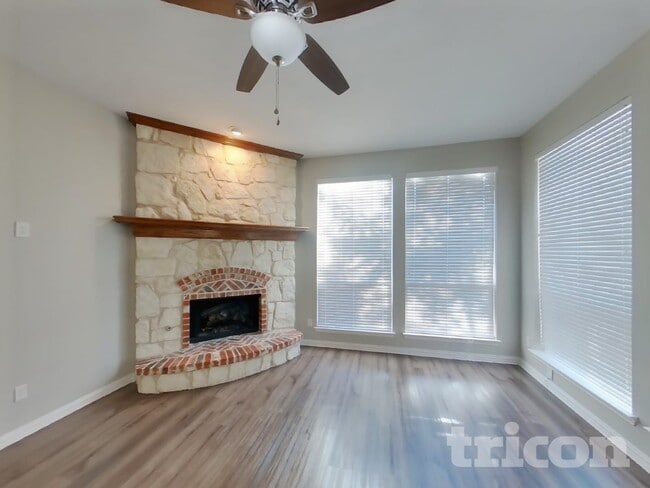 114 Cole St in Forney, TX - Foto de edificio - Building Photo