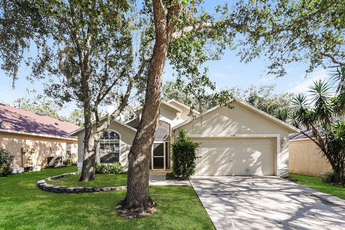 2518 Clareside Dr in Valrico, FL - Foto de edificio