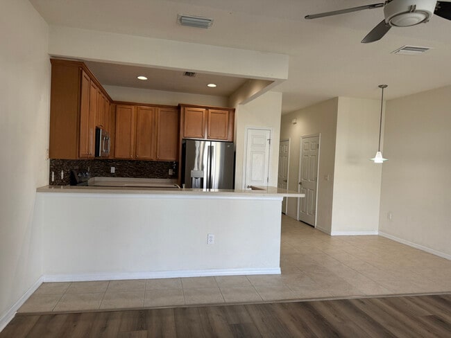 6853 46th Way N in Pinellas Park, FL - Foto de edificio - Building Photo