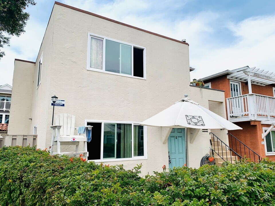 802 Jamaica Ct in San Diego, CA - Building Photo