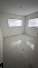 322 SW 11th St in Hallandale Beach, FL - Foto de edificio - Building Photo