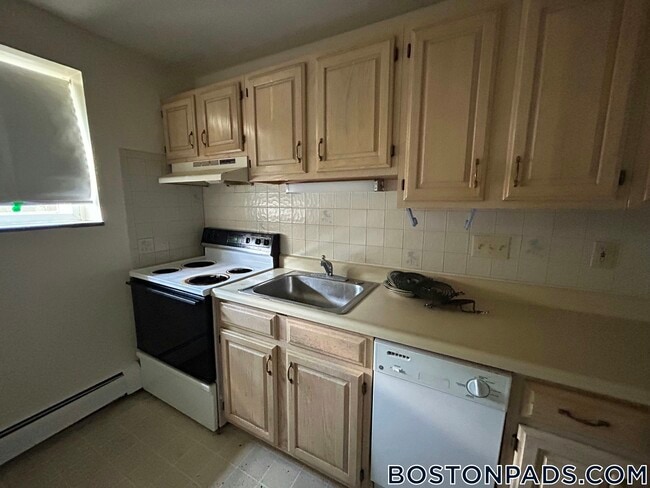 8 Brattle Dr in Arlington, MA - Building Photo - Building Photo