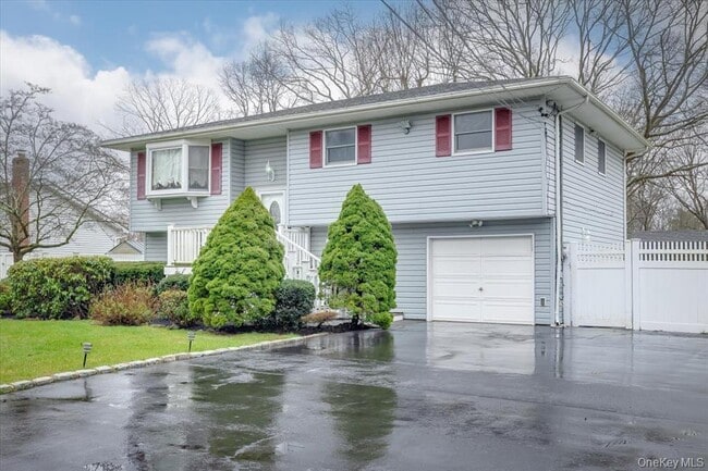 18 Brandywine Dr in Mastic, NY - Building Photo - Building Photo