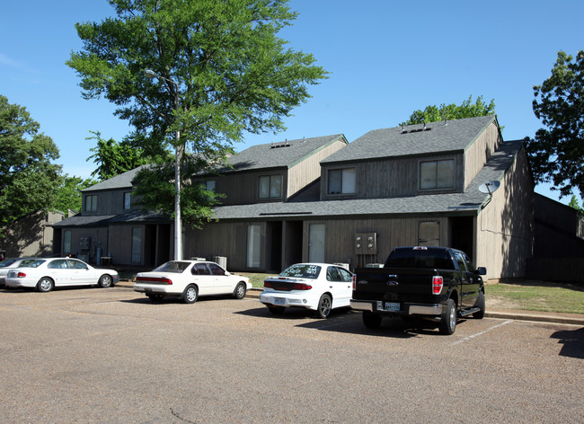 BIRCHES TOWNHOMES in Memphis, TN - Foto de edificio - Building Photo