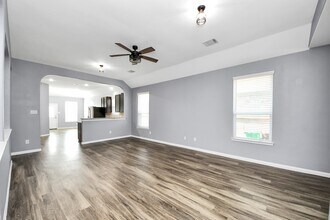 2335 Spring Hollow Dr in Baytown, TX - Building Photo - Building Photo