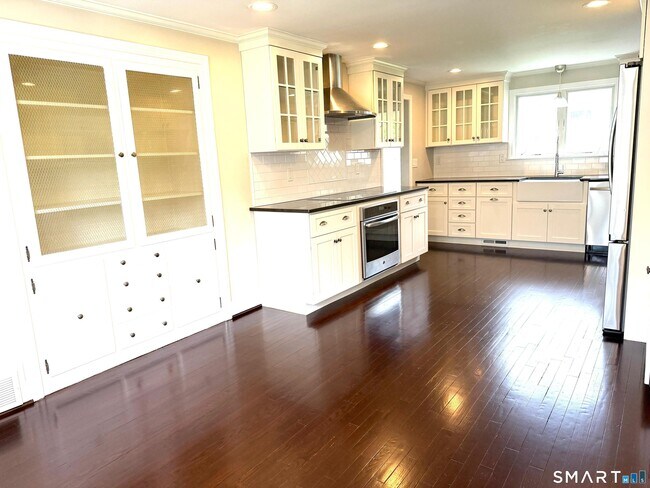 28 Miamis Rd in West Hartford, CT - Building Photo - Building Photo