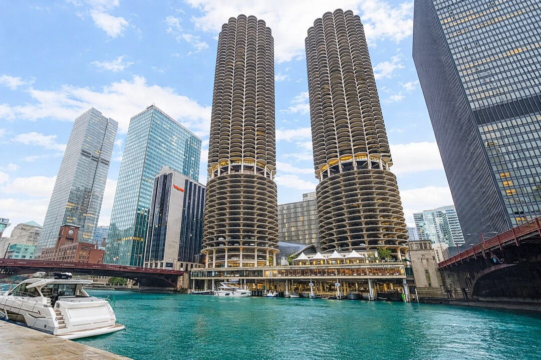 300 N State St, Unit 2504 in Chicago, IL - Building Photo