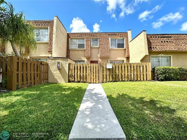 3721 NW 95th Terrace in Fort Lauderdale, FL - Foto de edificio - Building Photo