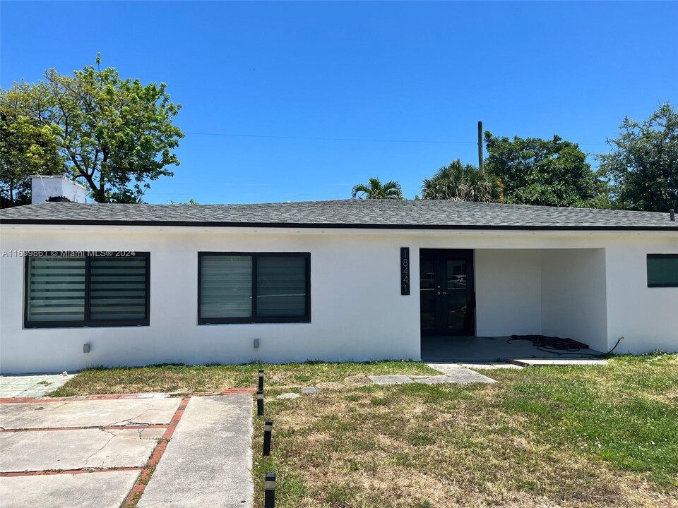 18441 NE 21st Ave in North Miami Beach, FL - Building Photo