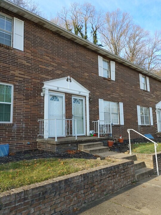 35 Campbell Dr in Parkersburg, WV - Building Photo