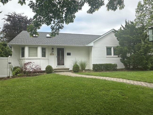 5 Cheshire Ave in Syosset, NY - Building Photo - Building Photo