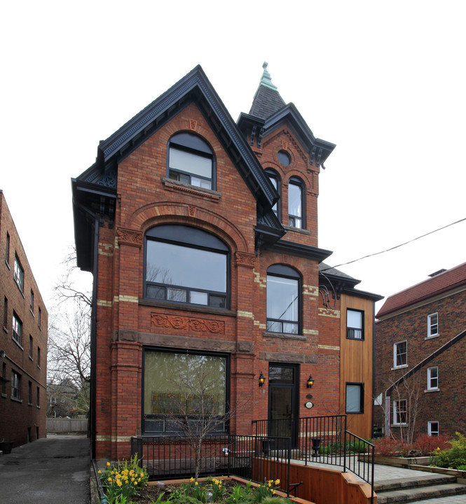 133 Dunn Ave in Toronto, ON - Building Photo