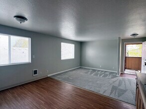 1047 8th Ave, Unit 201 in Longview, WA - Foto de edificio - Building Photo