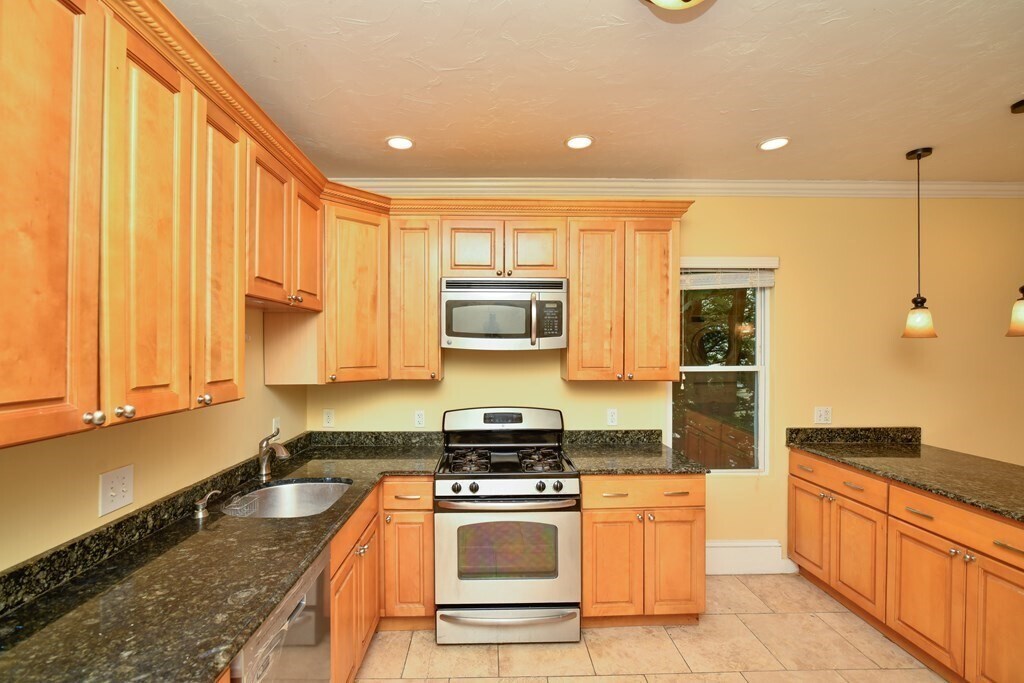 65 Hollander St in Boston, MA - Building Photo