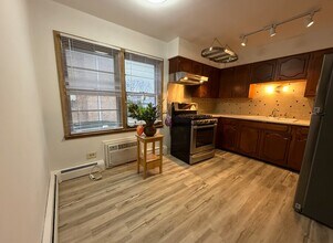 6331 W Devon Ave, Unit 2F in Chicago, IL - Foto de edificio - Building Photo