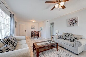 2201 Fountain View Dr in Houston, TX - Foto de edificio - Building Photo