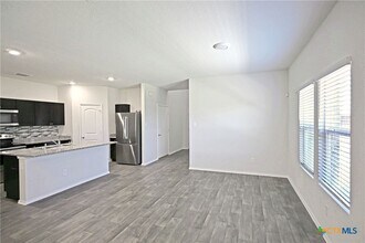 884 Armadillo Dr in Seguin, TX - Building Photo - Building Photo