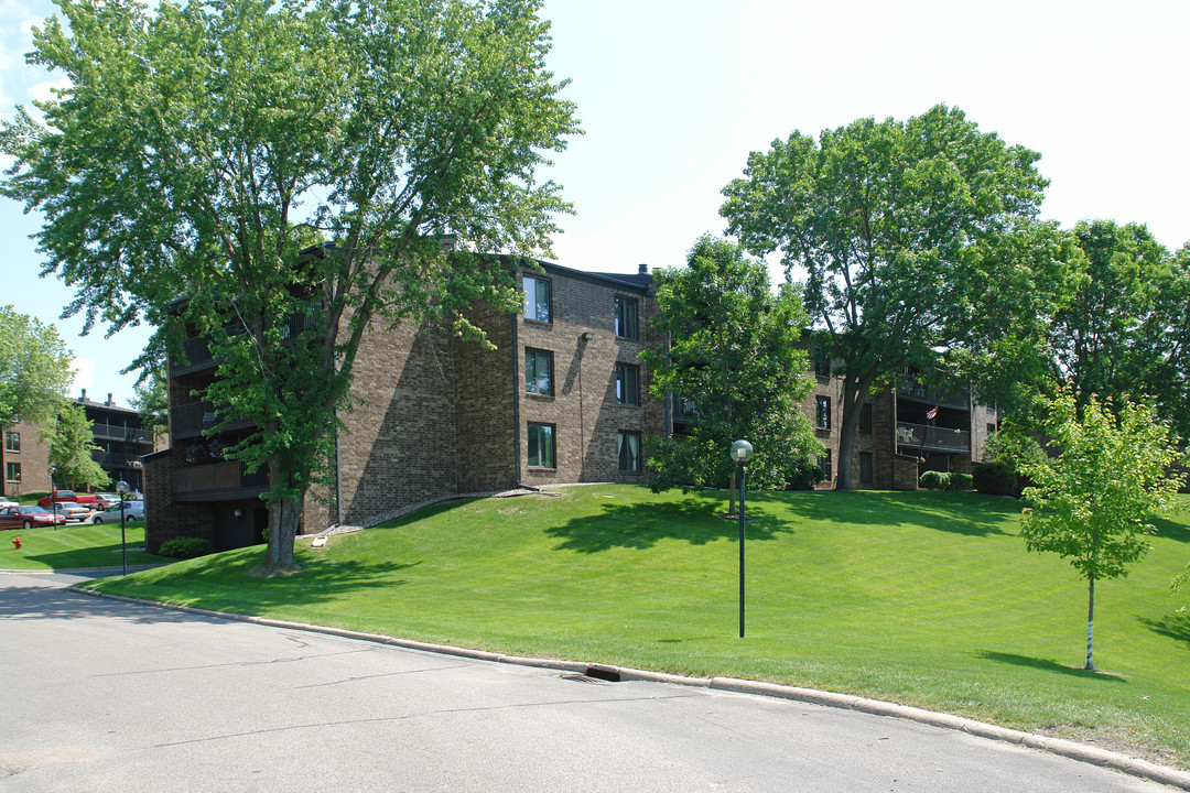 Lochmoor Condos and Lofts in Bloomington, MN - Building Photo