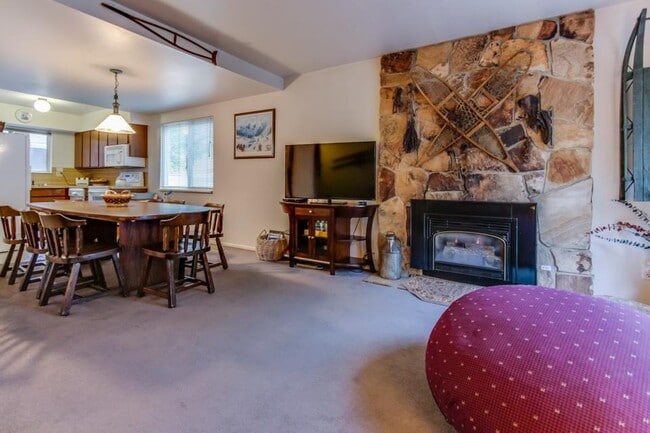 3298 E Fort Union Blvd in Cottonwood Heights, UT - Building Photo - Building Photo