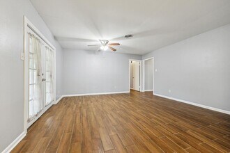 5850 Ettrick Dr in Houston, TX - Building Photo - Building Photo