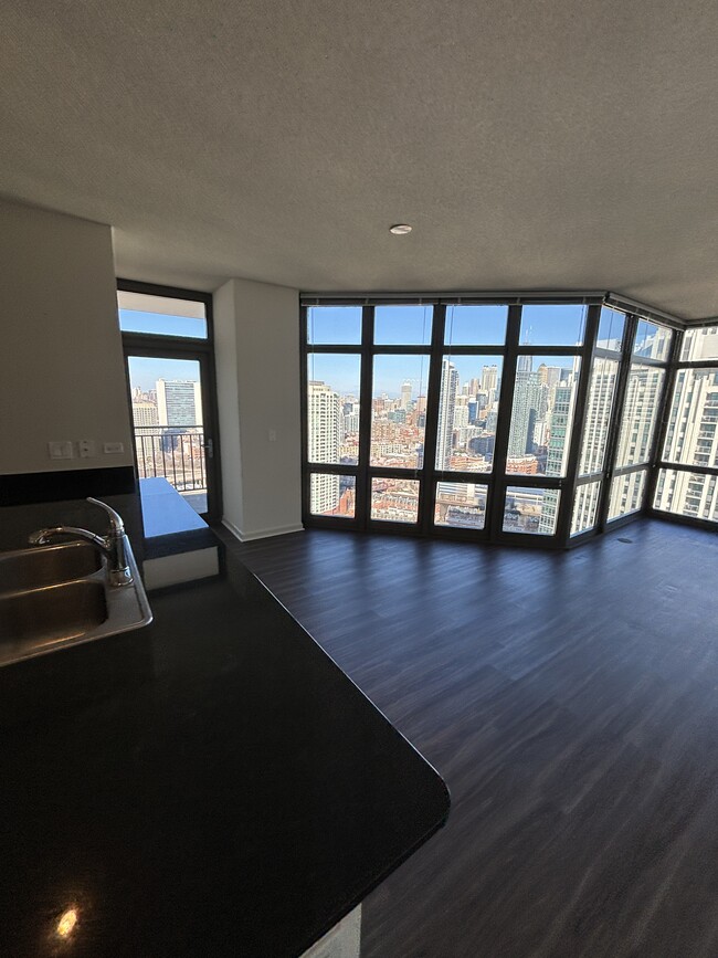 333 N Desplaines St, Unit 2710 in Chicago, IL - Building Photo - Building Photo