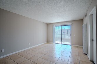 1766 Cherry Ave. in Long Beach, CA - Foto de edificio - Interior Photo