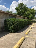 1000 Ranchero Road, Unit Apt D in Kerrville, TX - Building Photo
