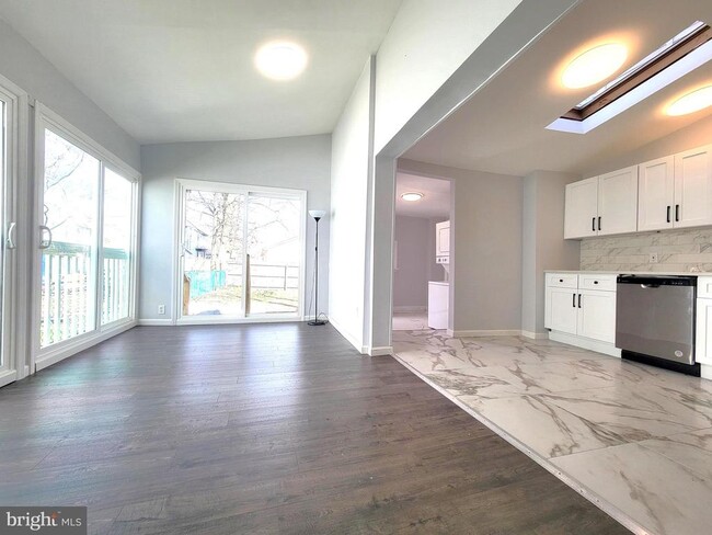 property at 605 W 3rd St