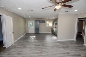 1105 Mobile Dr in Pasadena, TX - Foto de edificio - Building Photo