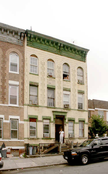 122 Linden St in Brooklyn, NY - Foto de edificio