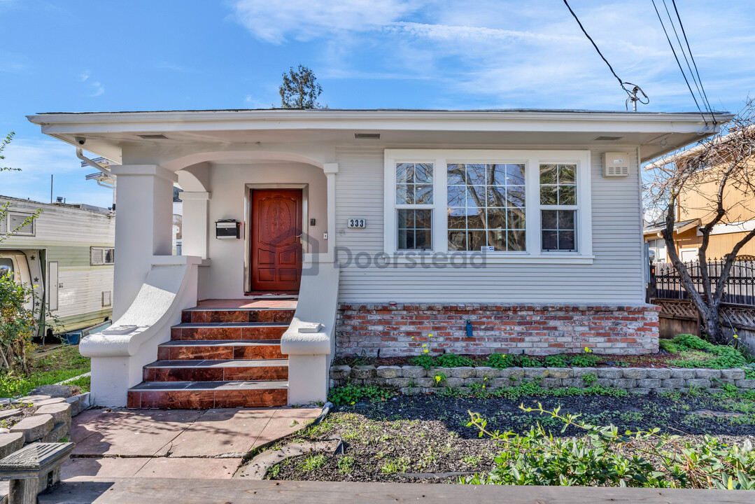 333 Herma Ct in San Leandro, CA - Foto de edificio