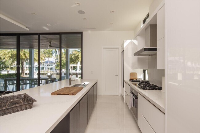 128 Fiesta Way in Fort Lauderdale, FL - Building Photo - Building Photo